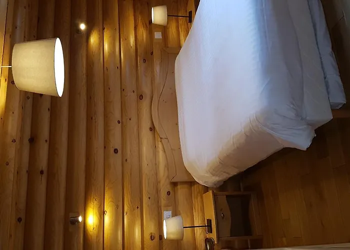 Le Pin Sylvestre Les Thermes 岩尼维利